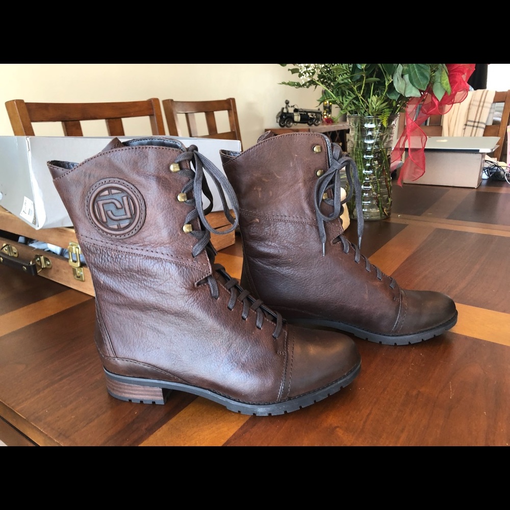 Size 8 genuine Rockport boots, brand new